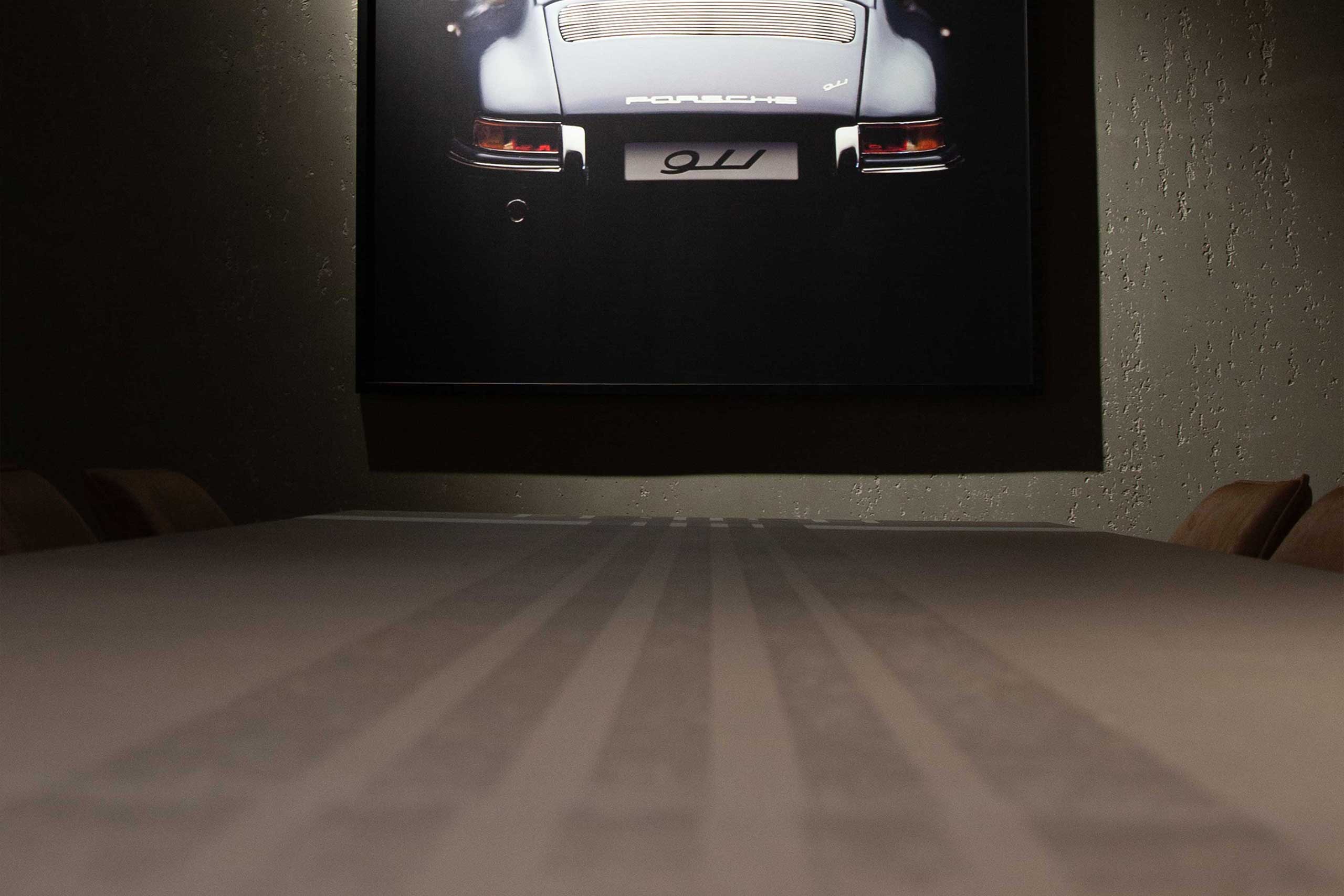 Tisch mit Reifenspuren in der Garage