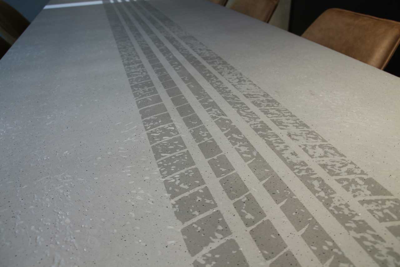 Gespachtelte Tische mit Reifenspuren